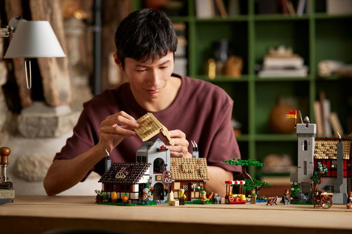 Actual product image LEGO Medieval town square (10332, LEGO Icons, LEGO Rare Sets)