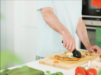 Actual product image Fiskars Functional shape pizza knife