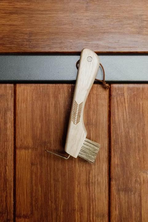 Grooming Deluxe Hufkratzer für Pferde mit Metallborsten und Magnet