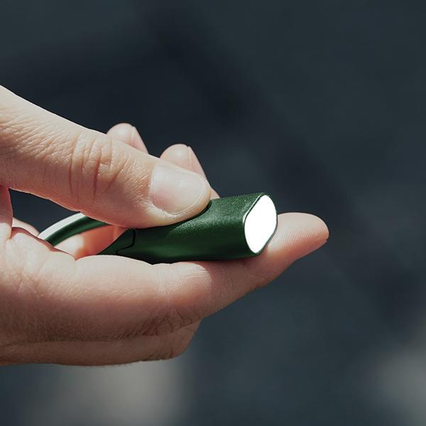 Produktbild Lexon Nomaday Brelok z latarką ciemnozielony/dark green LL136DG1