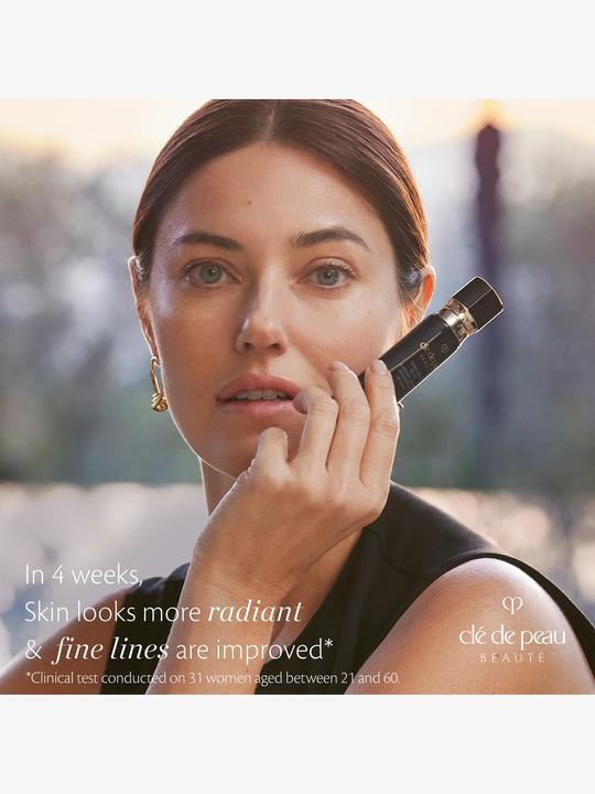 Actual product image Clé De Peau Radiant Cream Foundation I10 (I10 - Very Light Ivory)