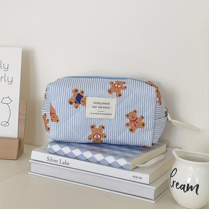 Produktbild Only-Bags.Store Kuschelige gesteppte Teddybär-Kosmetiktasche - perfekt für Reise oder Schule - weiches