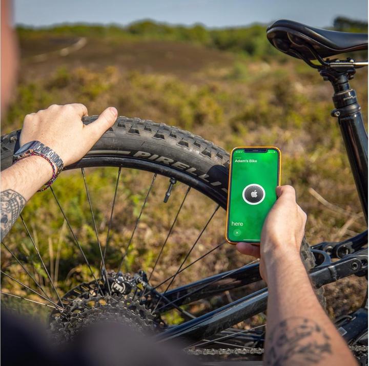 Actual product image Muc-Off Tubeless Tag Holder + Valve Kit