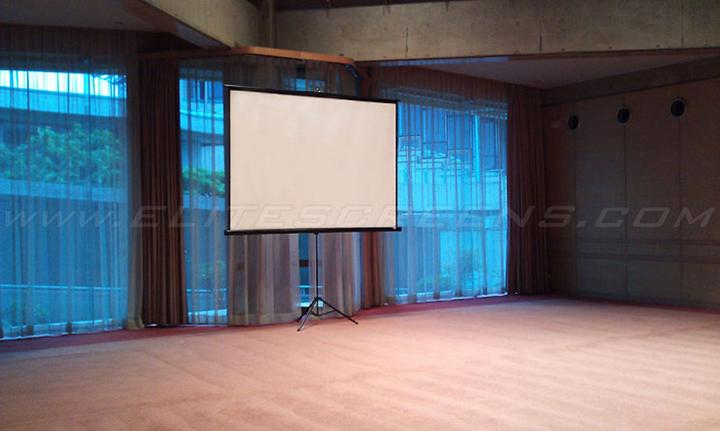 Actual product image Elite Screens Tripod (120", 4:3)
