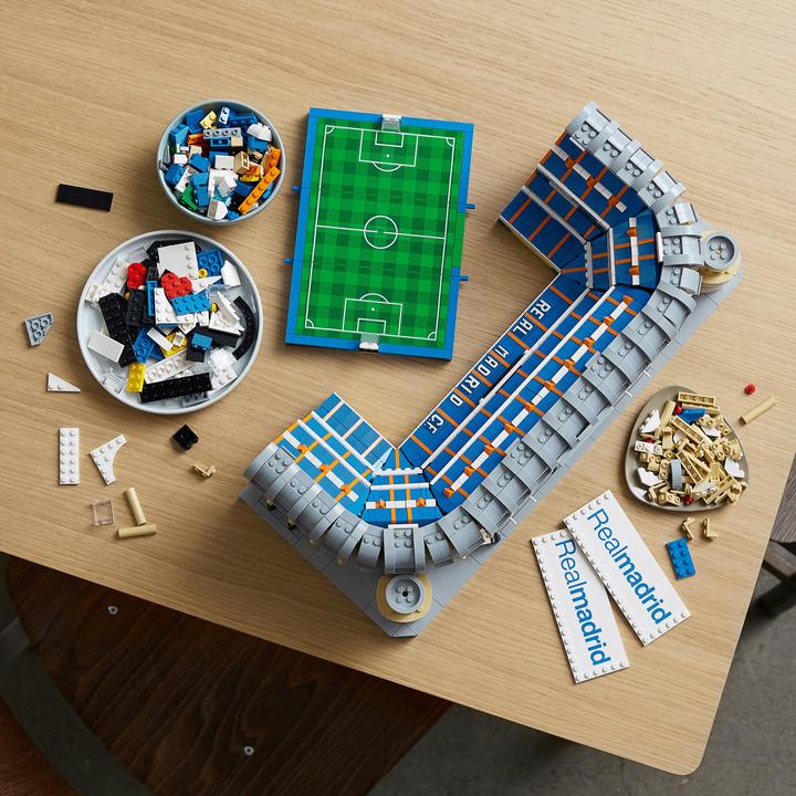 Immagine prodotto LEGO Real Madrid - Stadio Santiago Bernabéu (10299, LEGO Icons, Set LEGO rari)