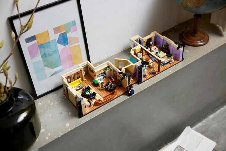 Actual product image LEGO Friends Apartments (10292, LEGO Friends, LEGO Rare Sets)