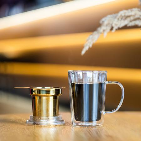 Produktbild Vialli Design Amo doppelwandiges Glas mit Stahl-Sieb, 300 ml