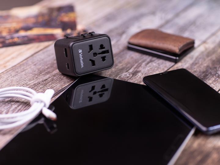 Produktbild Verbatim Universal Travel Adapter with 1 x USB-C PD 20W / 1 x USB-A QC 3.0