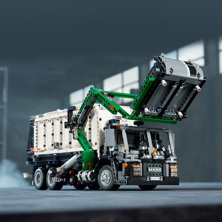 Actual product image LEGO Mack Anthem (42078, LEGO Technic)