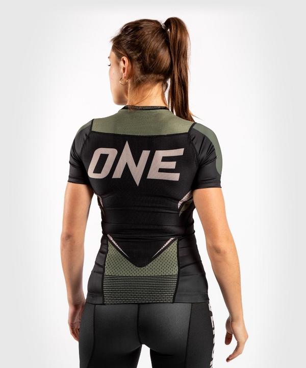 Image du produit Venum T-shirt de compression ONE FC Impactanches courtes - pour femme - Noir/Kaki (M, L)