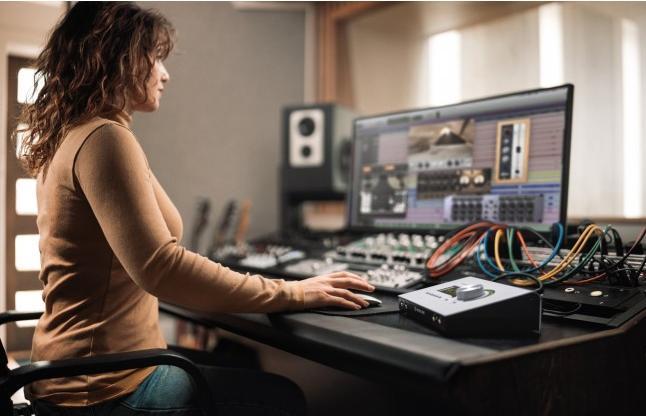 Produktbild Apollo x4 Gen2 Essentials+ (Thunderbolt)