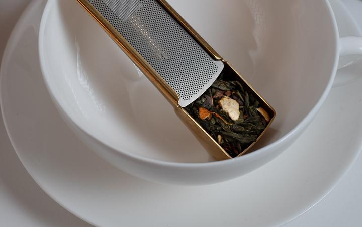 Immagine prodotto Drosselmeyer DDG Infusore in acciaio inox colino per tè e cucchiaio 2 in 1 Elegante design svedese Oro