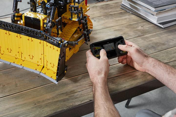 Actual product image LEGO Cat D11 Bulldozer (42131, LEGO Technic)