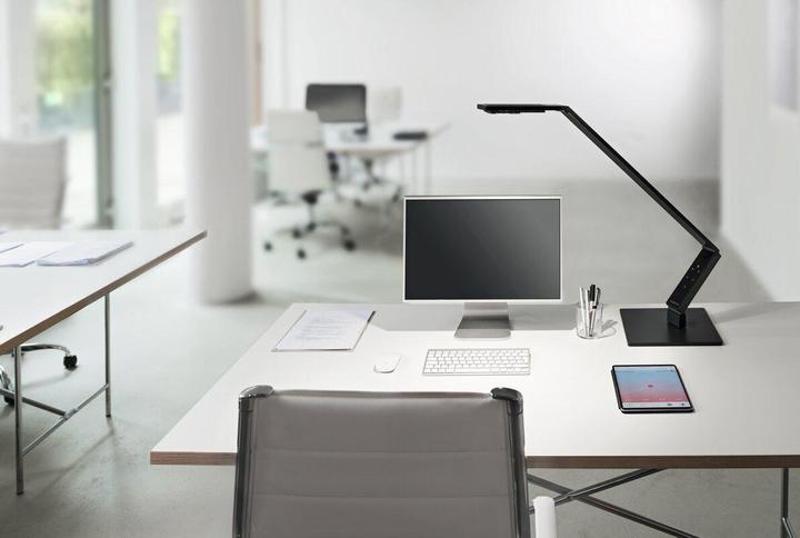 Actual product image Luctra Table Pro 2 Linear Base LED desk lamp, biologically effective light, dimmable (945 lm)