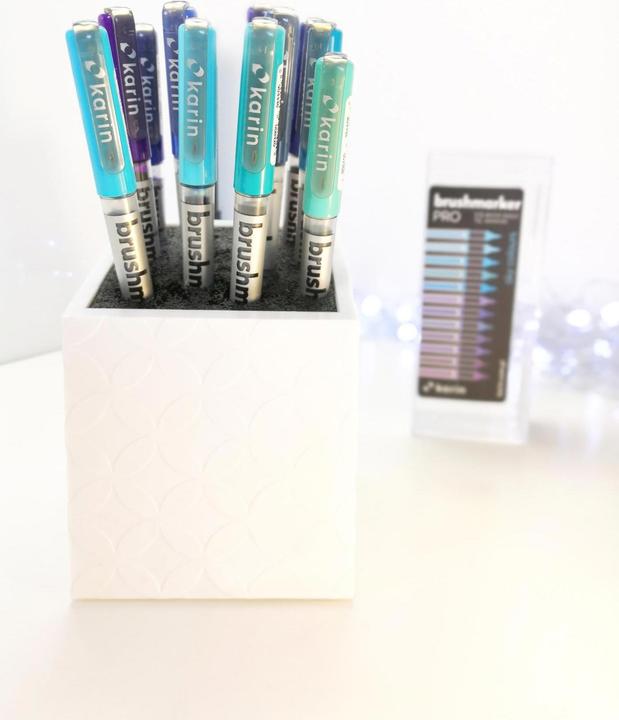 Produktbild Karin PRO - Brush Marker (sapphire blue 189, TURQUOISE 654, violet blue 688, Royal Blue 045, SKY BLUE 621, PLUM 197, arctic blue 264, indigo blue 169, cyan 207, EGYPTIAN BLUE 305, LILAC 226, Cool Aqua 204, 12 x)