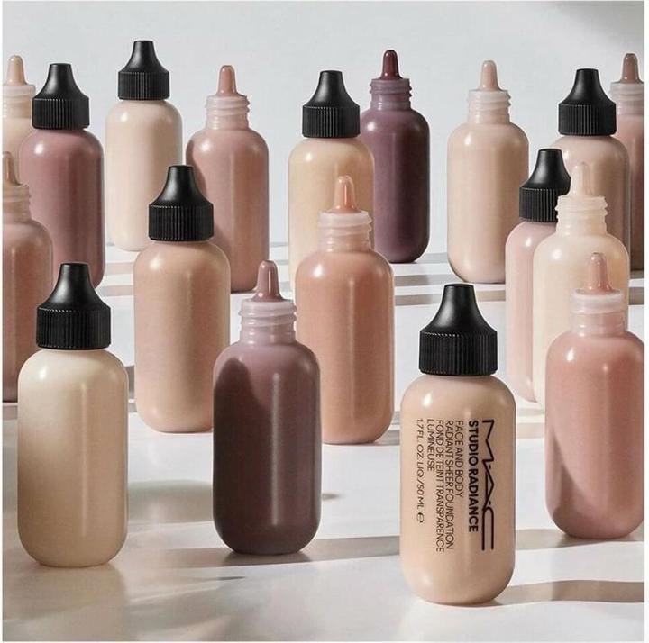 Produktbild MAC Cosmetics Studio Radiance Face and Body Radiant Sheer Foundation (W2)