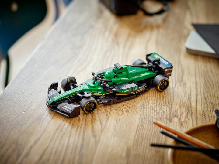 Actual product image LEGO Aston Martin Aramco F1 AMR24 Rennauto (77245, LEGO Speed Champions)
