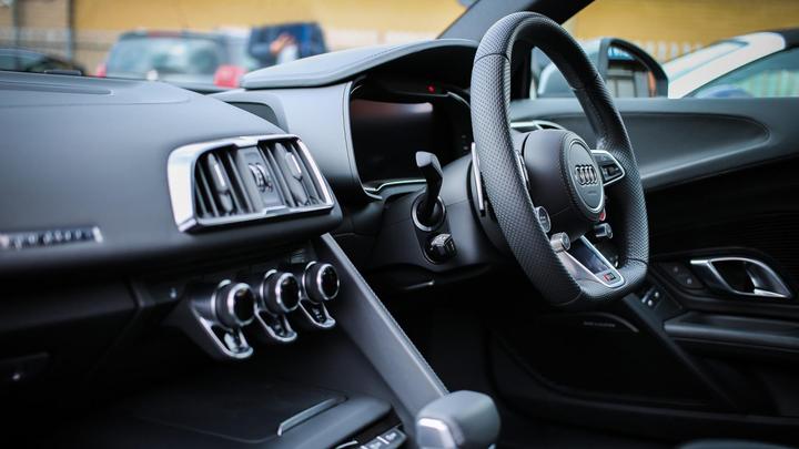 Immagine prodotto Pulizia interna ed esterna completa per la tua auto (1 pers.)