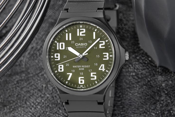 Actual product image Casio MW-240-3B (Analogue wristwatch, 43 mm)