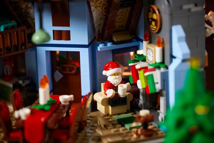 Actual product image LEGO Visit of Santa Claus (10293, LEGO Creator Expert, LEGO Rare Sets)