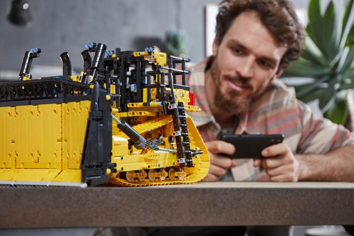Actual product image LEGO Cat D11 Bulldozer (42131, LEGO Technic)