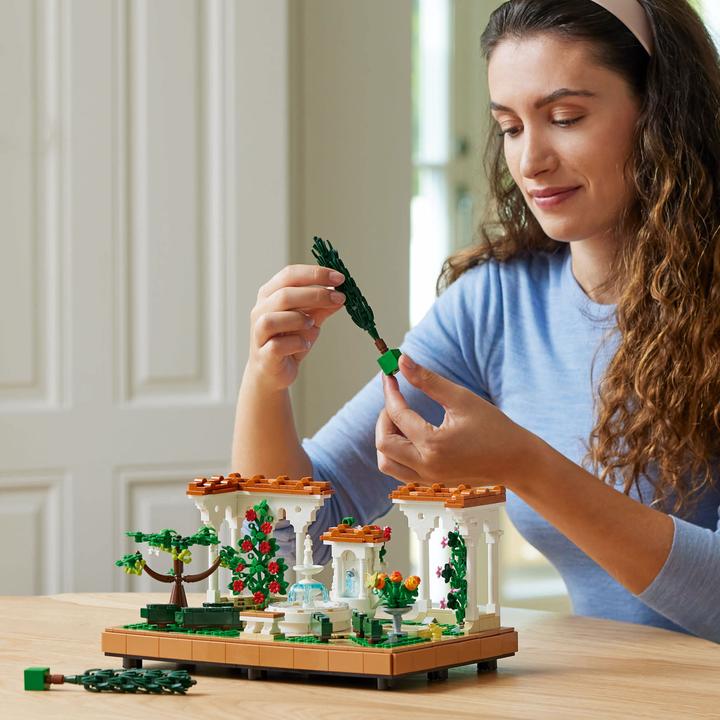 Produktbild LEGO Springbrunnen Garten (10359, LEGO Icons)