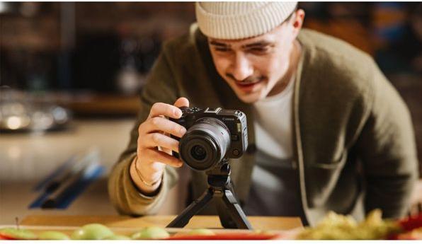 Image du produit Canon EOS R50 V + Kit RF-S 14-30mm F4-6.3 IS STM PZ (14 - 30 mm, 24.20 Mpx, APS-C / DX)
