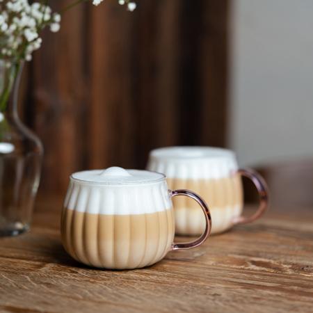 Produktbild Vialli Design Tulip Set bestehend aus zwei Gläsern mit rosa Henkel 350ml