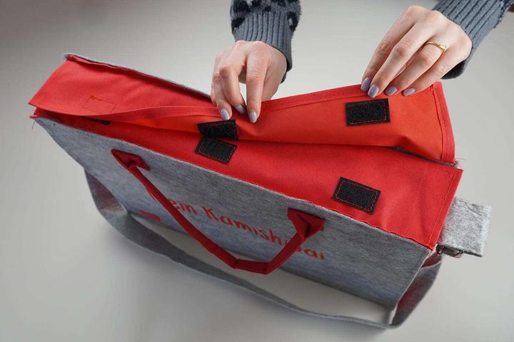 Produktbild Umhängetasche /"Mein Kamishibai/". Modell 2019. Aus grauem Filz, verstärktem Boden, roten Seitenteil