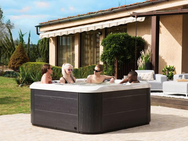 Actual product image Beliani Whirlpool Outdoor white with LED square 200 x 200 cm LASTARRIA (5 pers.)