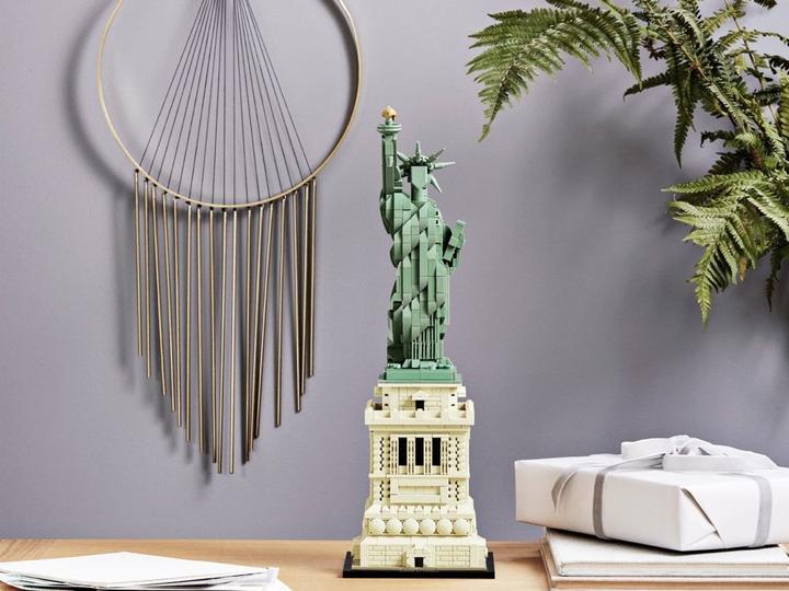 Actual product image LEGO Statue of Liberty (21042, LEGO Architecture)