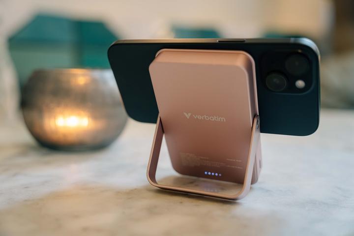 Produktbild Verbatim Charge ‘n’ Go Power Bank with Stand Magnetic Wireless 10000mAh - Black (10000 mAh, 35 W, 37000 Wh)