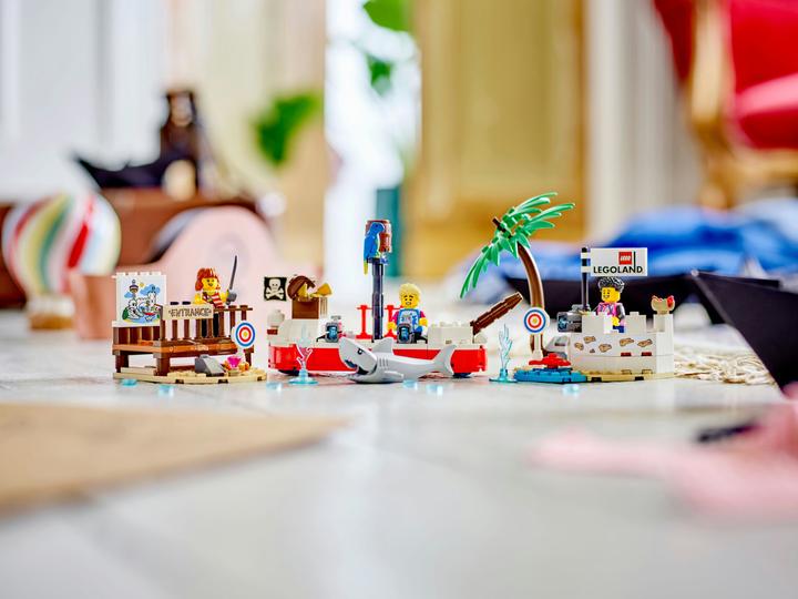 Actual product image LEGO Promotional LEGOLAND Pirate Splash Battle (40710)