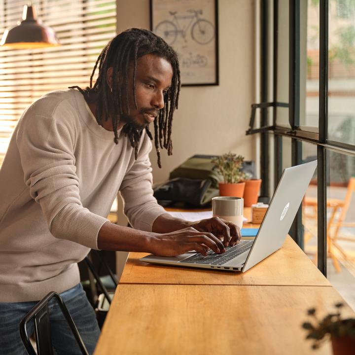 Image du produit HP Pavilion 16-ag0057ng (16", AMD Ryzen 5 8540U, 16 Go, 1000 Go, DE)