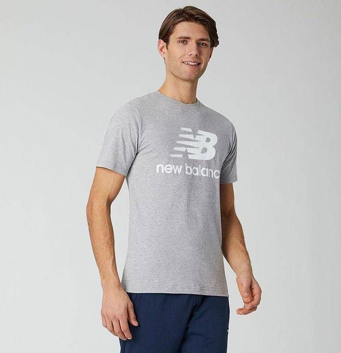 Produktbild New Balance Essentials Stacked Logo T (S)