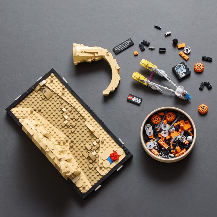 Actual product image LEGO Pod racing in Mos Espa - Diorama (75380, LEGO Star Wars)