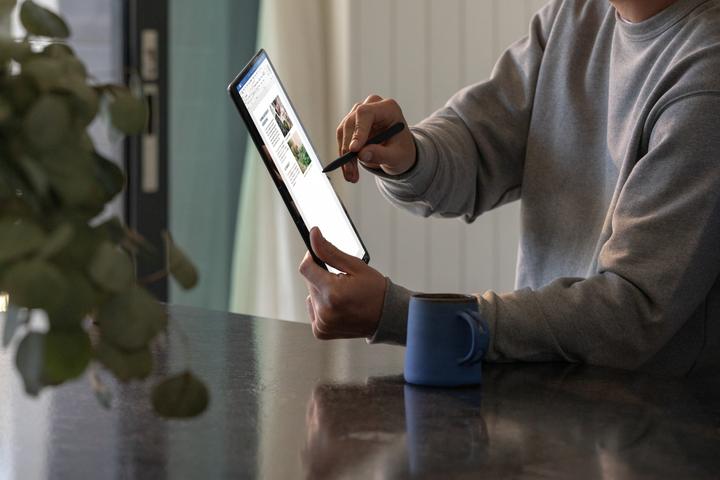 Produktbild Microsoft Surface Pro X (13", Microsoft SQ2, 16 GB, 256 GB)