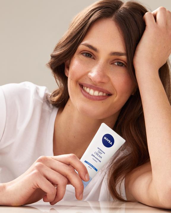 Produktbild NIVEA Erfrischende Tagescreme LSF 15 (50 ml, Tagescreme, SPF 15)