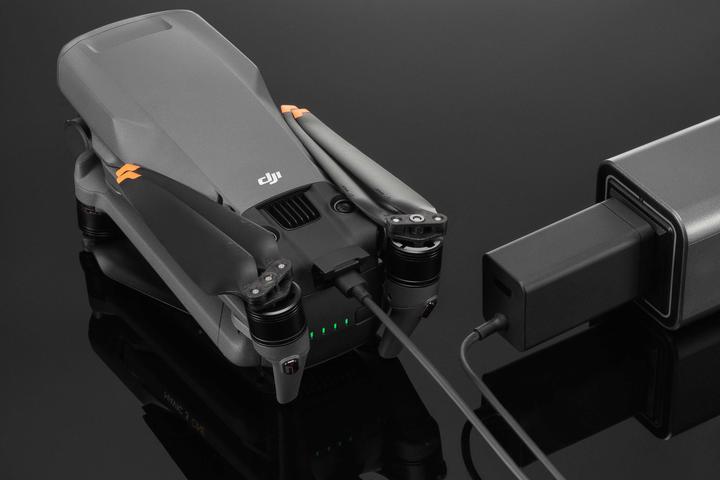 Produktbild DJI Mavic 3 Tragbares Ladegerät (Drohnen Ladegerät, DJI Mavic 3 Pro Cine, DJI Mavic 3, DJI Mavic 3 Pro, DJI Mavic 3 Cine, DJI Mavic 3 Classic, DJI Avata, DJI Air 3)