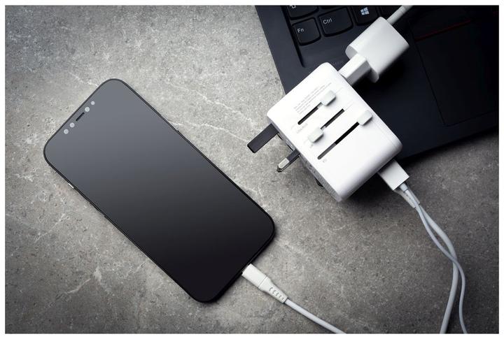 Actual product image Fixed Voyager 65 W travel adapter for EU, UK and USA/AUS, with 3xUSB-C and 2xUSB output, GaN, PD 65W, whit