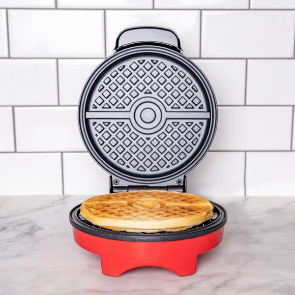 Immagine prodotto Uncanny Brands Pokemon Waffle Maker Pokeball (Spina UE)
