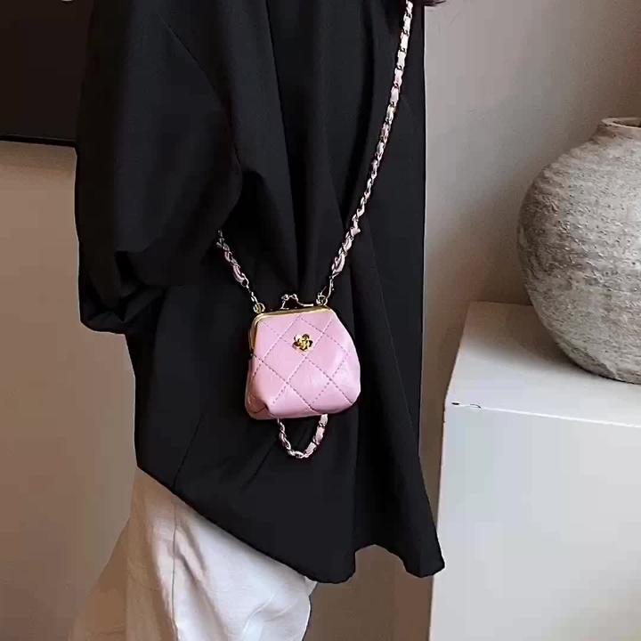 Immagine prodotto Only-Bags.Store Mini borsa a tracolla chic con chiusura a scatto - trapuntata, con design floreale ricamato