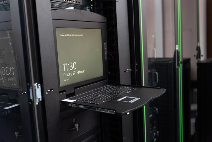 Produktbild Digitus 19" HD LCD KVM Konsole, 8-Port Cat 5, US Tastatur