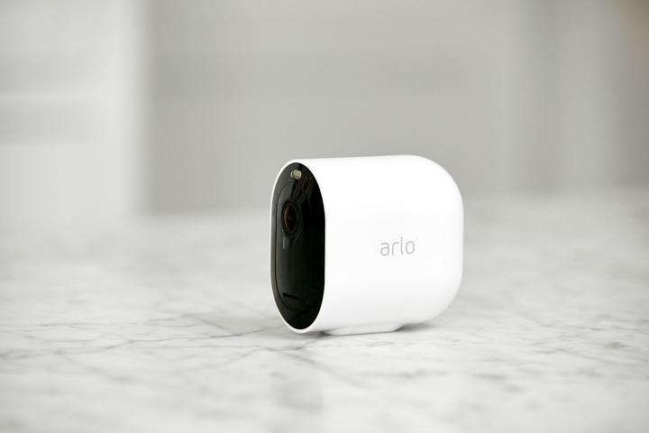 Actual product image Arlo Pro 3 Spotlight, kit 3 cameras white (2560 x 1440 Pixels)