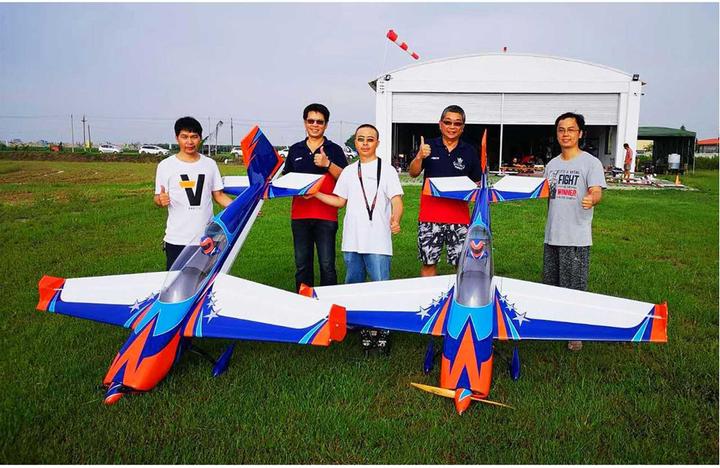 Produktbild Extremeflight-RC extra 300 85" orange / blau / weiss arf verbrenner/elektro version