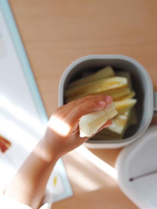Produktbild Beaba Silikon-Snackbox Pick And Snack, Samtgrau