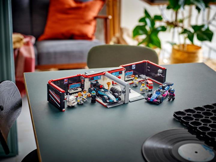 Image du produit LEGO F1 Garage mit Mercedes-AMG & Alpine Rennautos (60444, LEGO City)