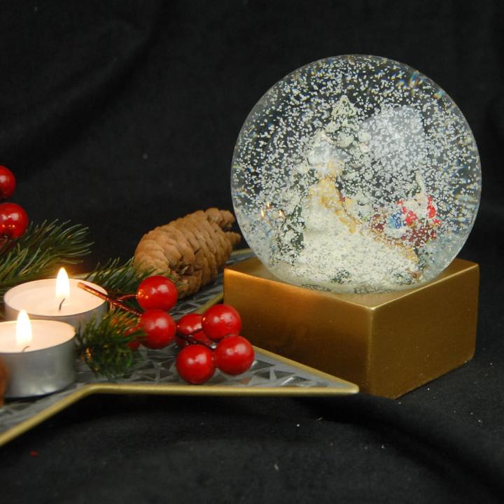 Produktbild Minimum Collection Schneekugel "Weihnachts-Santa im Rentier Schlitten im Winterwald"
