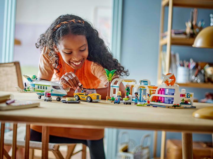 Image du produit LEGO Heartlake City Flughafen mit Flugzeug (42656, LEGO Friends)