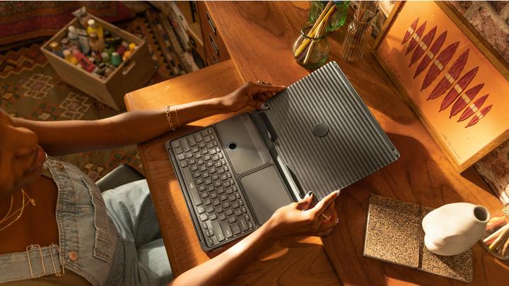Actual product image Logitech Casa Pop-Up Desk (CH, Wireless)